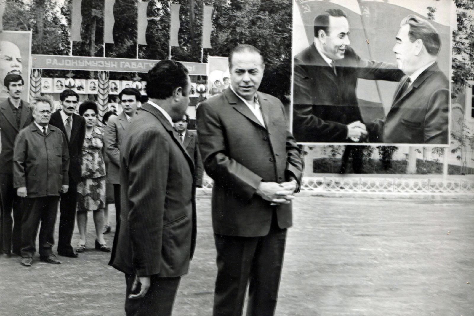 Ulu Öndərin rayon mərkəzində əhali ilə görüşü