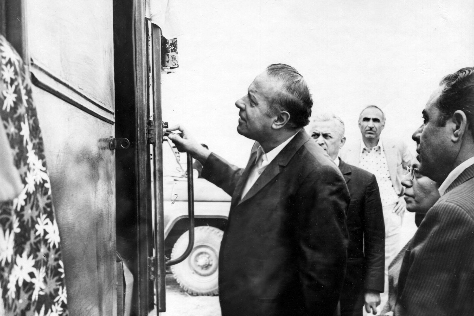 Ulu Öndərin R.Axundov adına kolxozda yeni kənd təsərrüfatı texnikası ilə tanışlığı