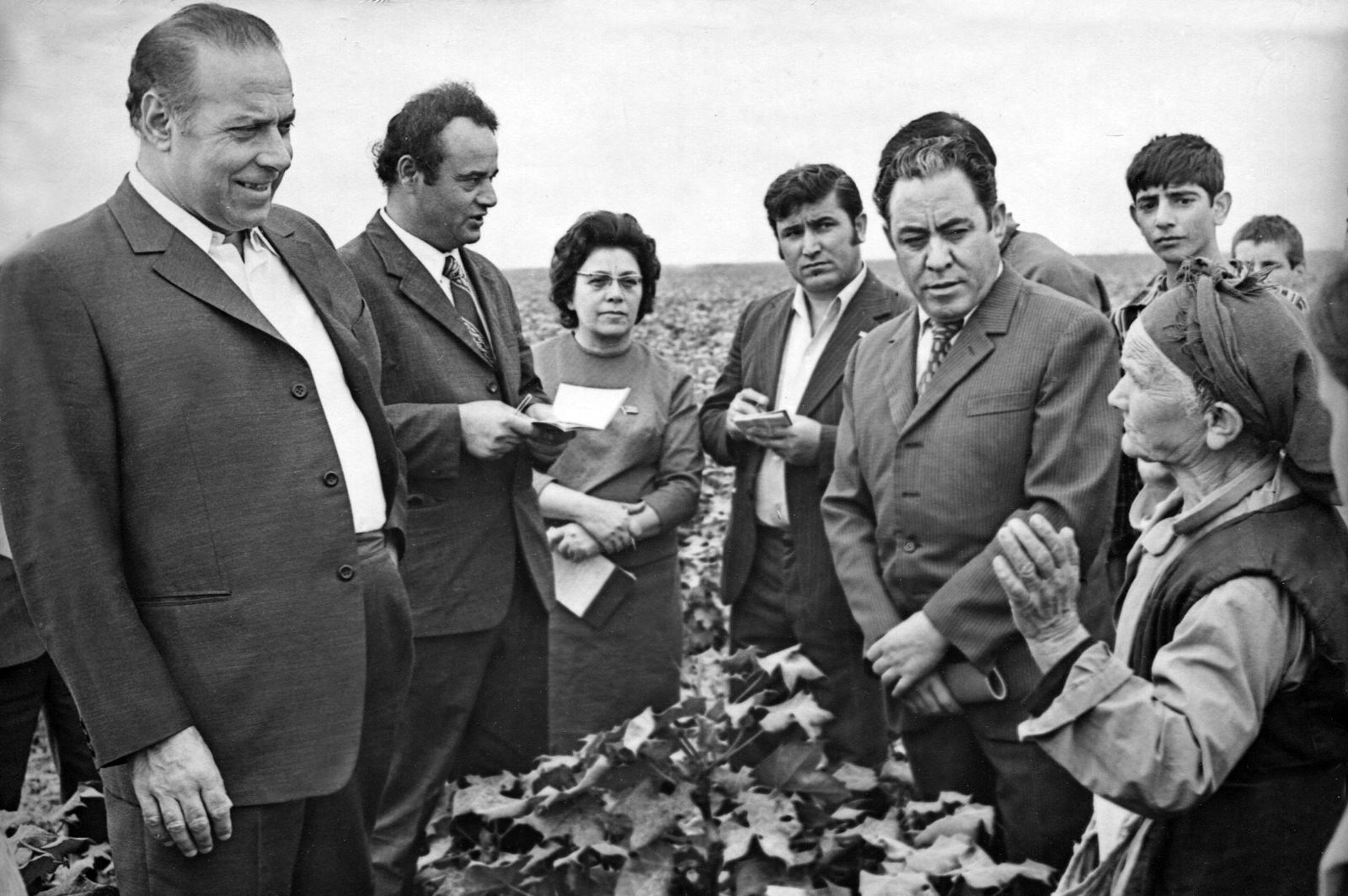 Ulu Öndərin R.Axundov adına kolxozda ağbirçək pambıqçı ilə söhbəti
