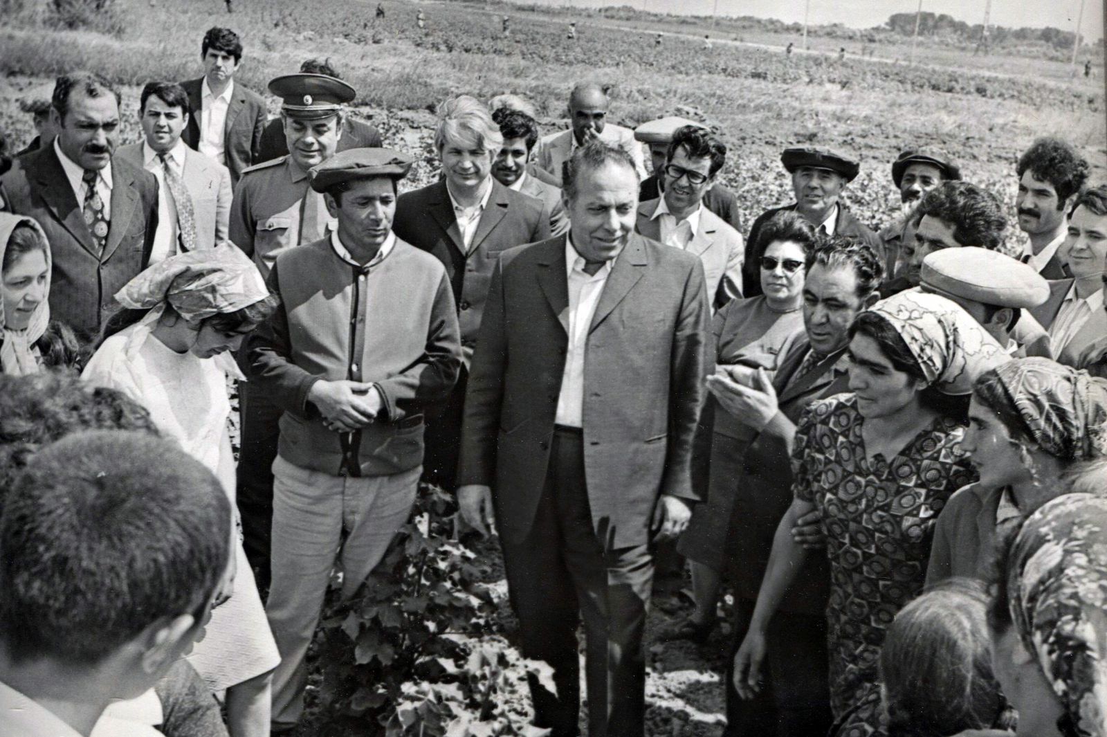 Ulu Öndərin R.Axundov adına kolxozda pambıqçılarla görüşü
